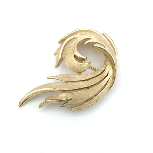 CROWN TRIFARI feather swirl brooch - vtg 1960s brushed & shiny gold-plated pin - Picture 3 of 10
